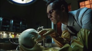 The Anvil or the Hammer- Nygma sticks his fingers in Tom's skull