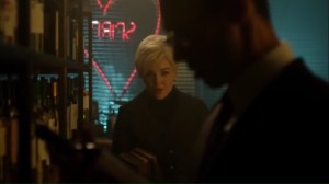 follow-the-white-rabbit-isabella-played-by-by-chelsea-spack-has-a-riddle-for-nygma