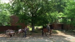 the-well-kingdom-members-escort-carol-and-morgan