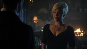 red-queen-isabella-loves-edward-despite-his-crimes