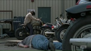 hearts-still-beating-daryl-snags-a-motorcycle-after-killing-fat-joseph