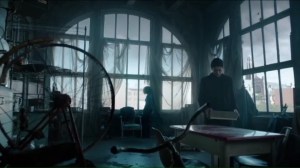 ghosts-bruce-brings-selina-a-box-of-items