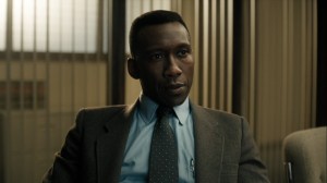The Great War and Modern Memory- Detective Wayne Hays, played by Mahershala Ali, speaks with two detectives- HBO, True Detective