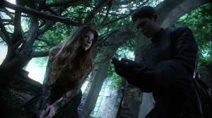 Trespassers- Ivy gives Bruce the seed that will help Selina- Fox, Gotham, DC