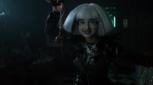 13 Stitches- Magpie holds a pocket watch- Fox, Gotham